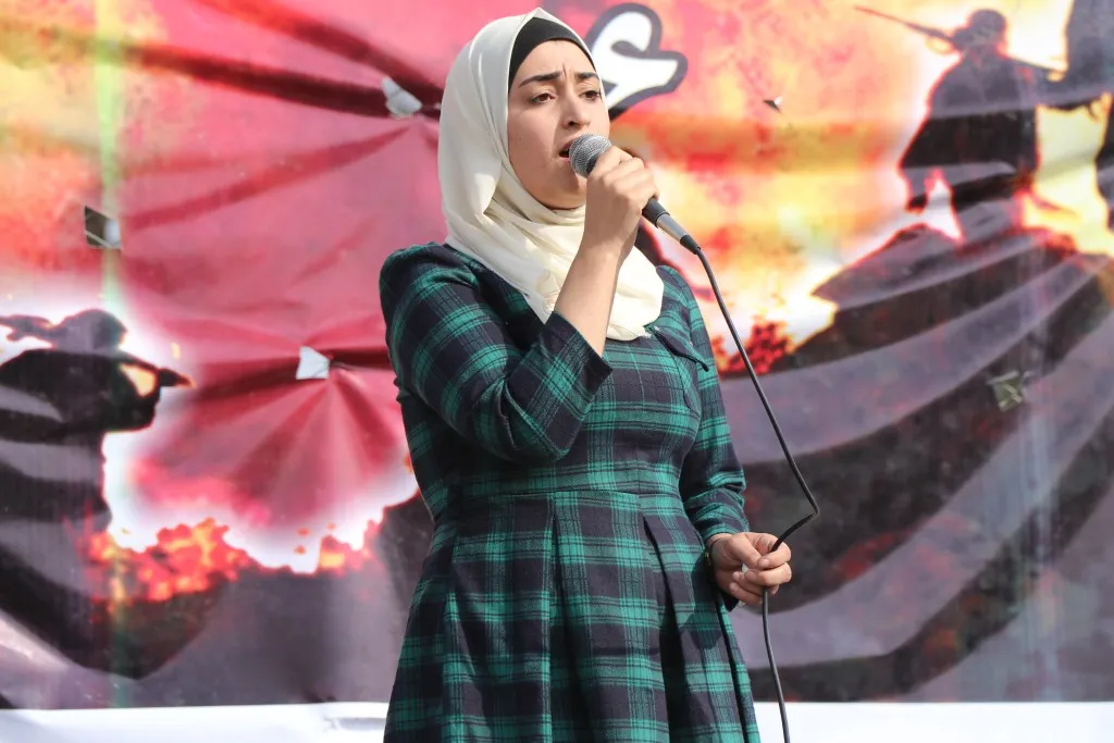 Şêniyên Minbicê êrişên dewleta Tirk ên bi çekên kîmyewî şermezar kirin