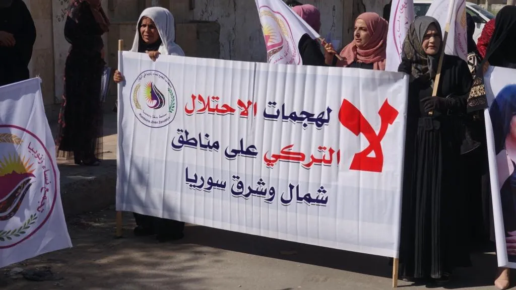 ​​​​​​​Bi sedan jinan li Reqa li dijî êrişên dagirkeriya Tirk xwepêşandan kir