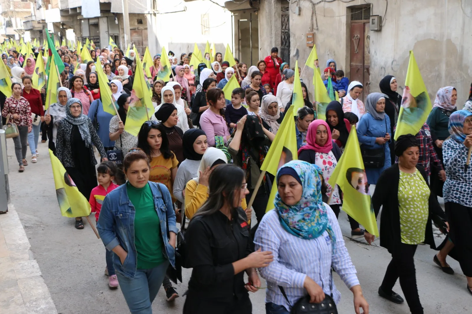 Ciwanên Helebê: Hêzên desthilatdar di şexsê jinan de şerê civakê dikin