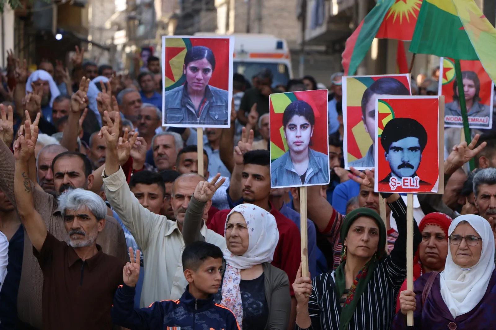 ​​​​​​​Şêniyên Helebê li dijî êrişên çekên kîmyawî meşiyan