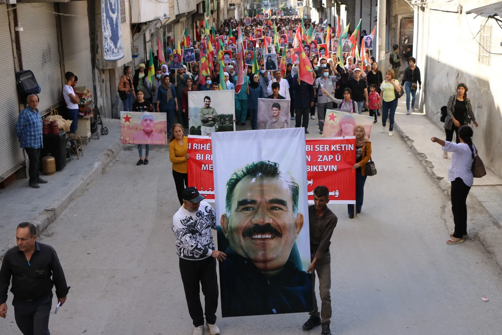 ​​​​​​​Şêniyên Helebê li dijî êrişên çekên kîmyawî meşiyan