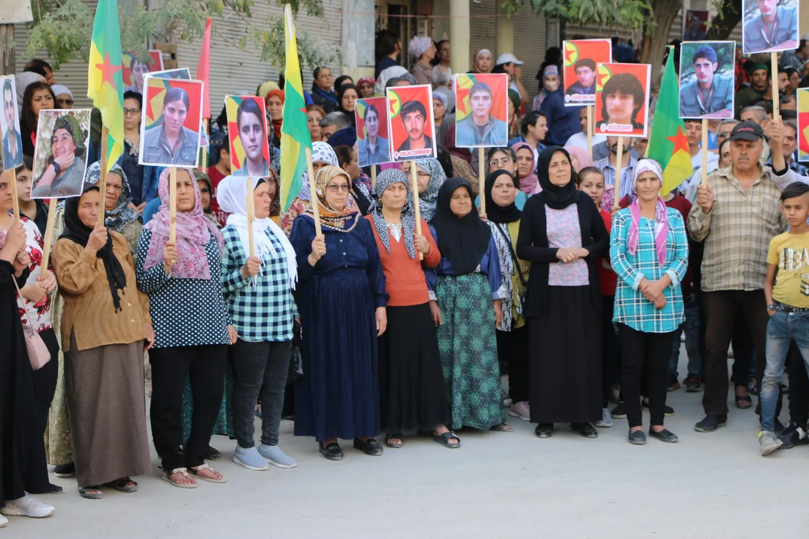 ​​​​​​​Şêniyên Helebê li dijî êrişên çekên kîmyawî meşiyan