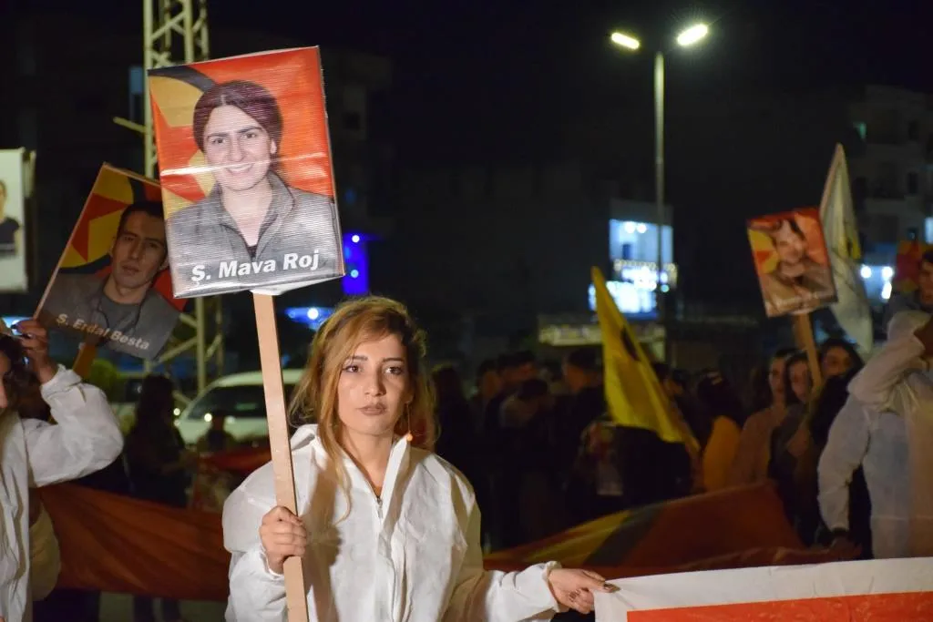 Bi dehan xwendekar li Kobanê piştgiriya berxwedana gerîla kir