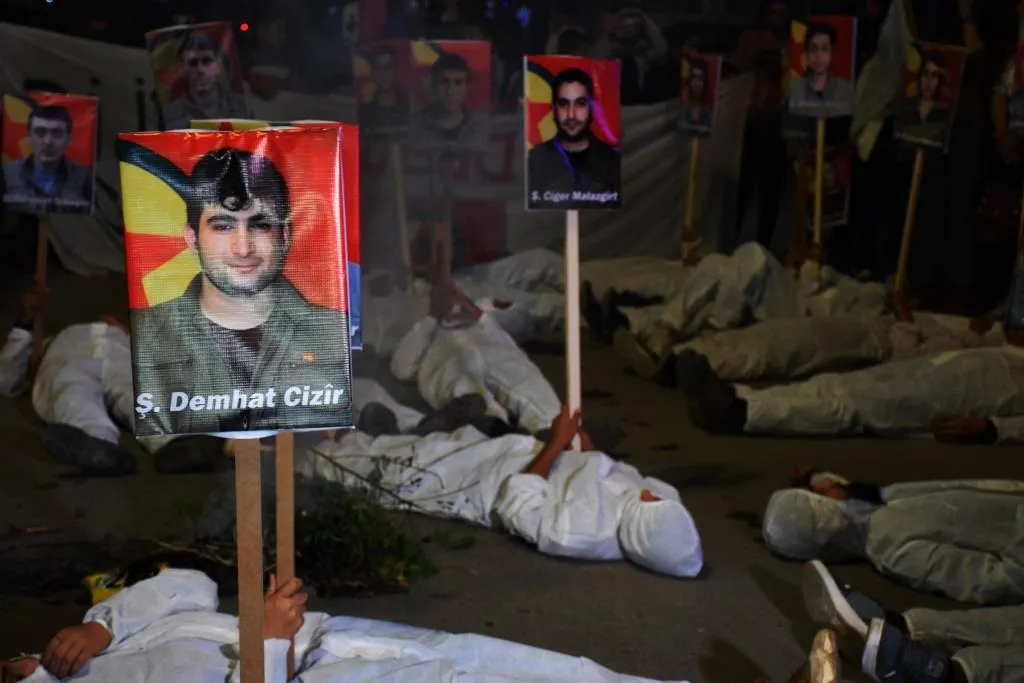 Bi dehan xwendekar li Kobanê piştgiriya berxwedana gerîla kir