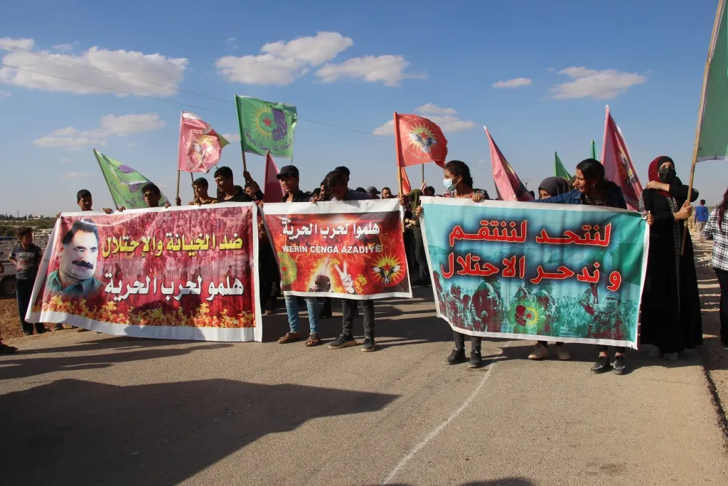 Şêniyên Minbicê komploya navneteweyî ya li dijî rêber Ocalan şermezar kir