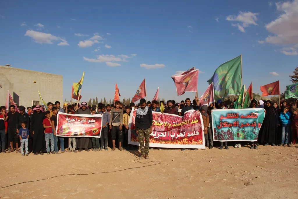 Şêniyên Minbicê komploya navneteweyî ya li dijî rêber Ocalan şermezar kir