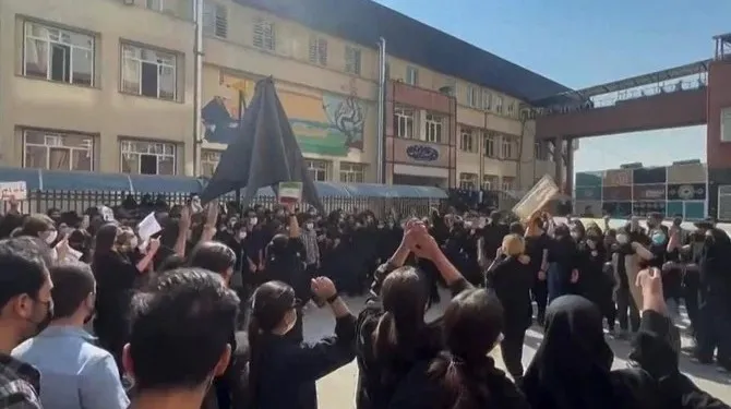 38 roj in xwepêşandanên li Îran û Rojhilatê Kurdistanê berdewam in
