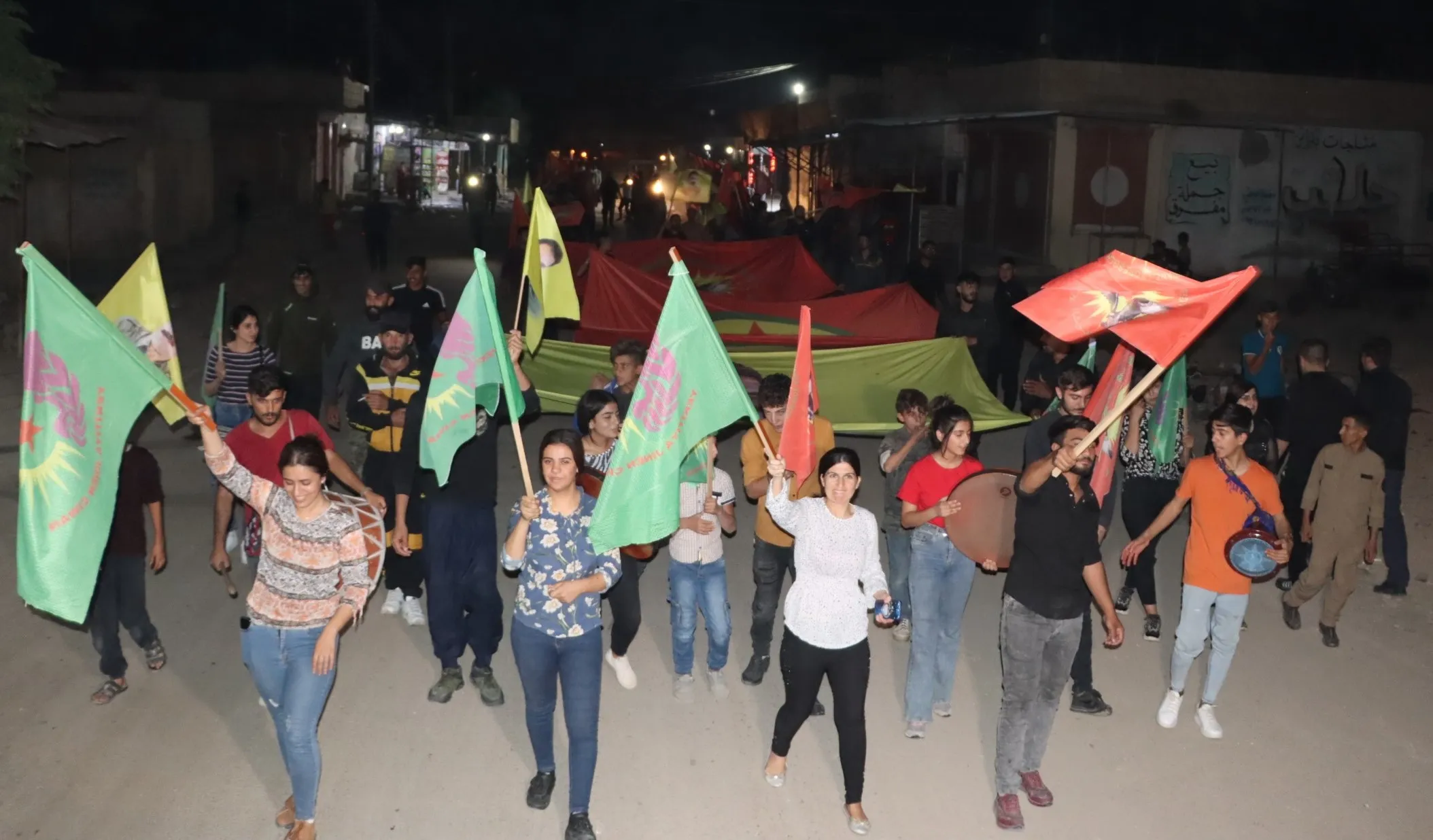 ​​​​​​​Ciwanên Qamişlo û Firatê li dijî bikaranîna çekên kîmyewî û bêdengiya navneteweyî derketin