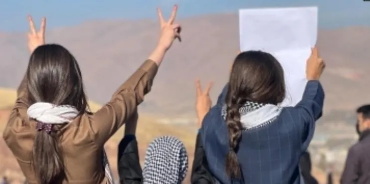 Tevî êrişan serhildana gelên Rojhilatê Kurdistanê û Îranê dewam dike