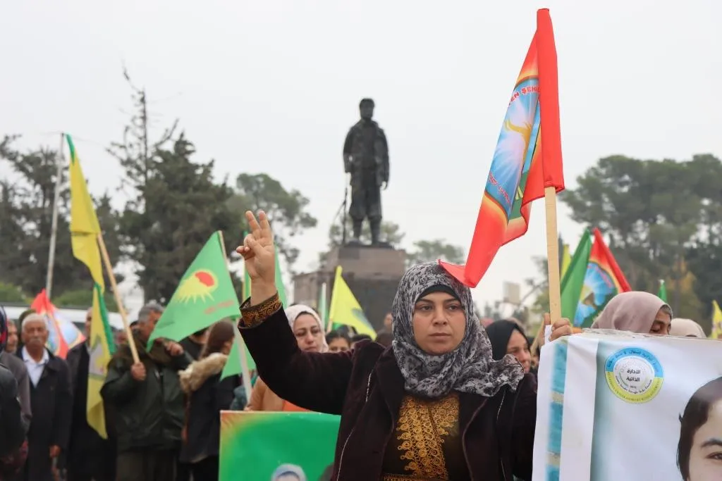 ​​​​​​​Şêniyên Kobanê tundiya li ser jinan û êrişên dewleta Tirk şermezar kirin