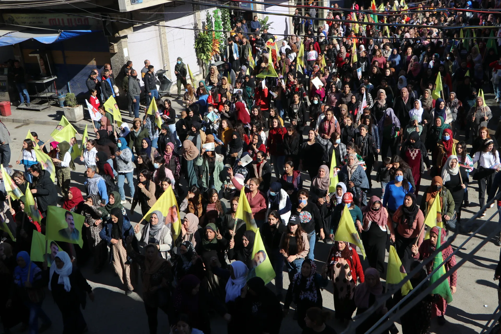 Li Qamişloyê bi hezaran kes li dijî êrişan daketin qadan