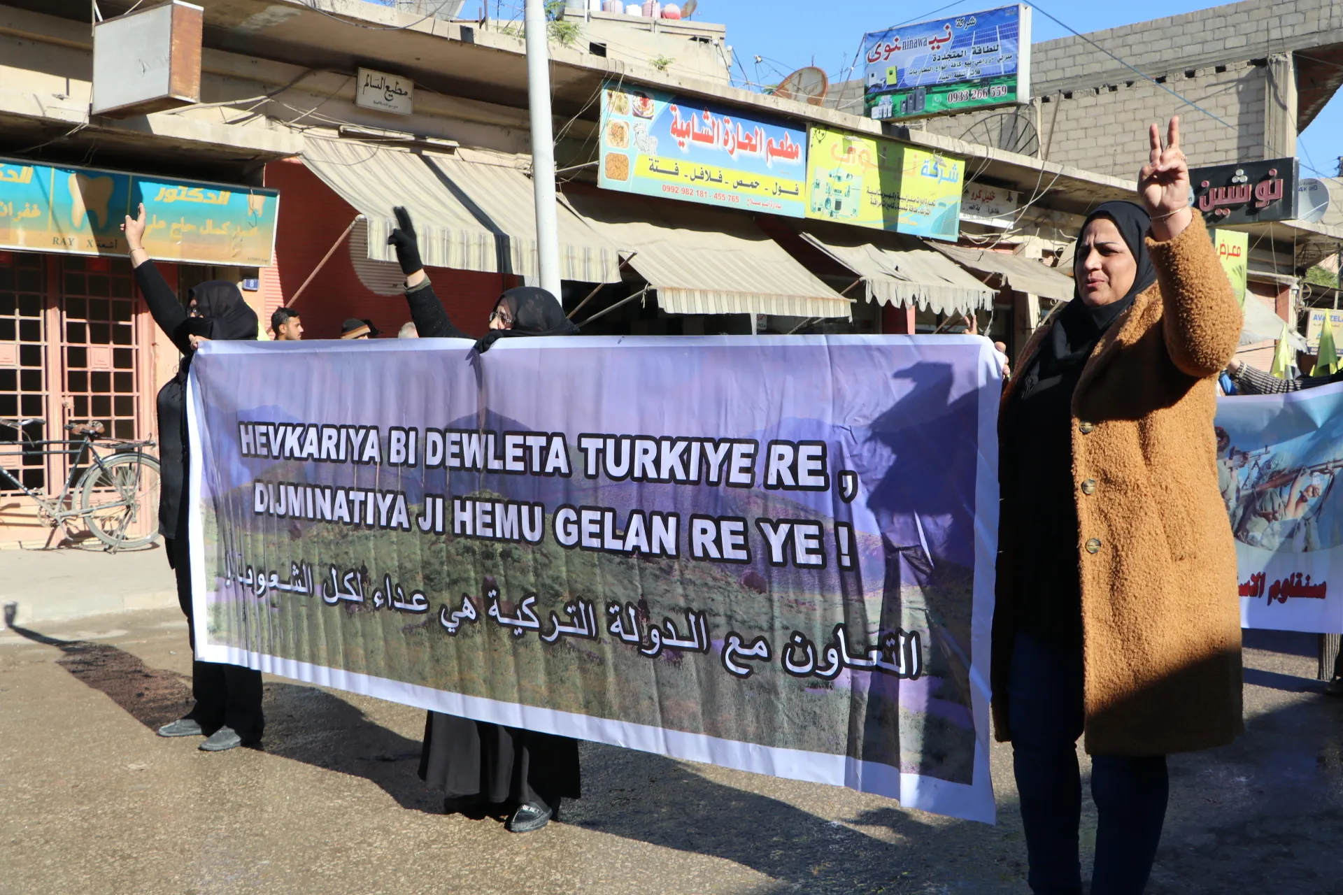 Li Qamişloyê bi hezaran kes li dijî êrişan daketin qadan