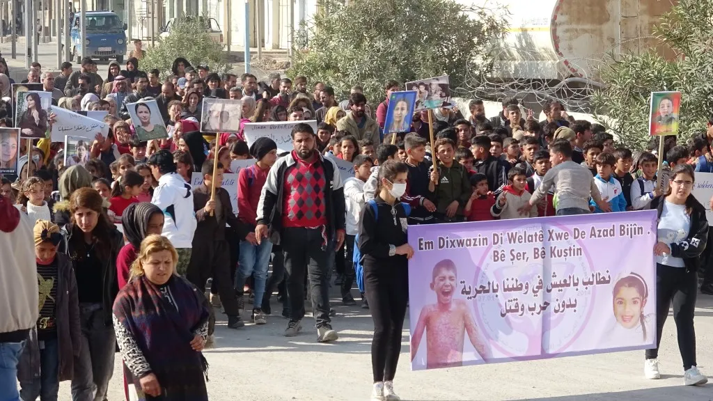 Zarokên Eyn Îsayê 'Erdogan kujerê zarokan e' qêriyan-HATE NÛKIRIN