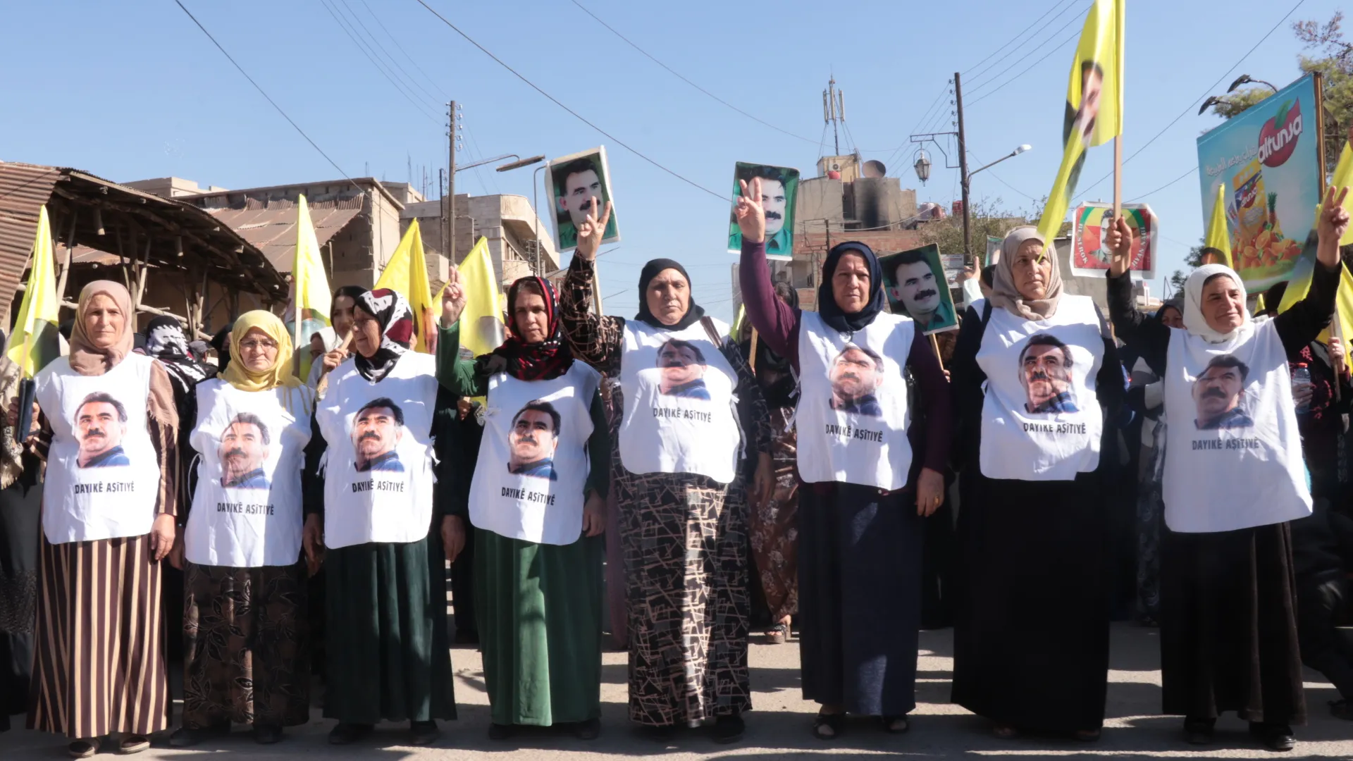 Pêkhateyên Qamişloyê li dijî tecrîda li ser rêber Ocalan meşiyan