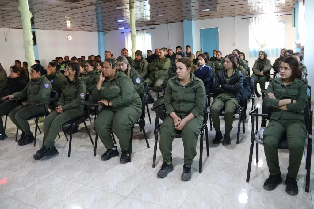 Di çalakiyan de cûreyên tundiyê û rêbazên bidawîkirina wê hatin nîqaşkirin