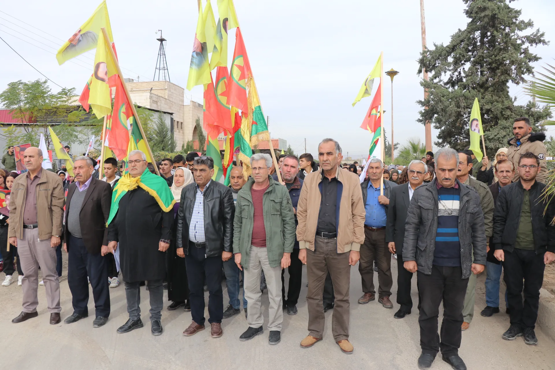 Şêniyên Qamişlo li hemberî êrişên qirkirinê peyama berxwdanê da