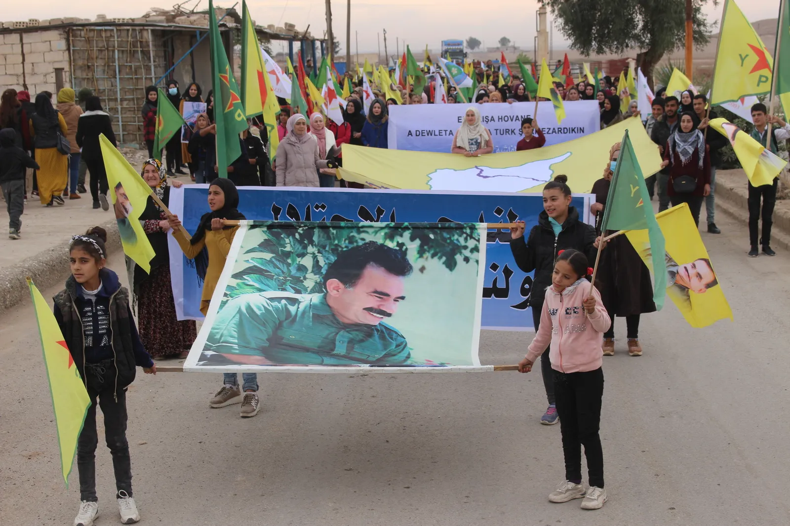 Şêniyên Qamişlo li hemberî êrişên qirkirinê peyama berxwdanê da