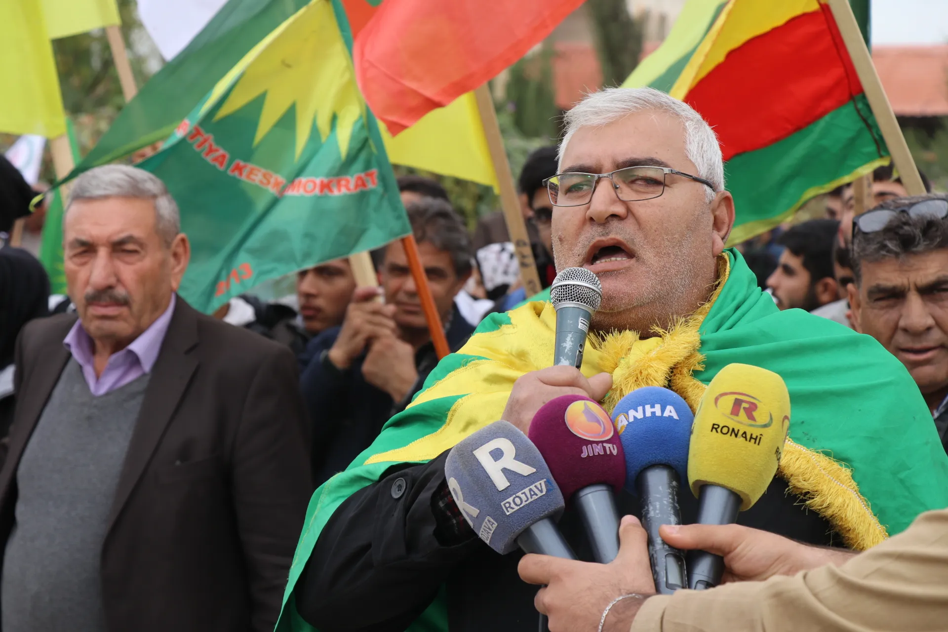 Şêniyên Qamişlo li hemberî êrişên qirkirinê peyama berxwdanê da