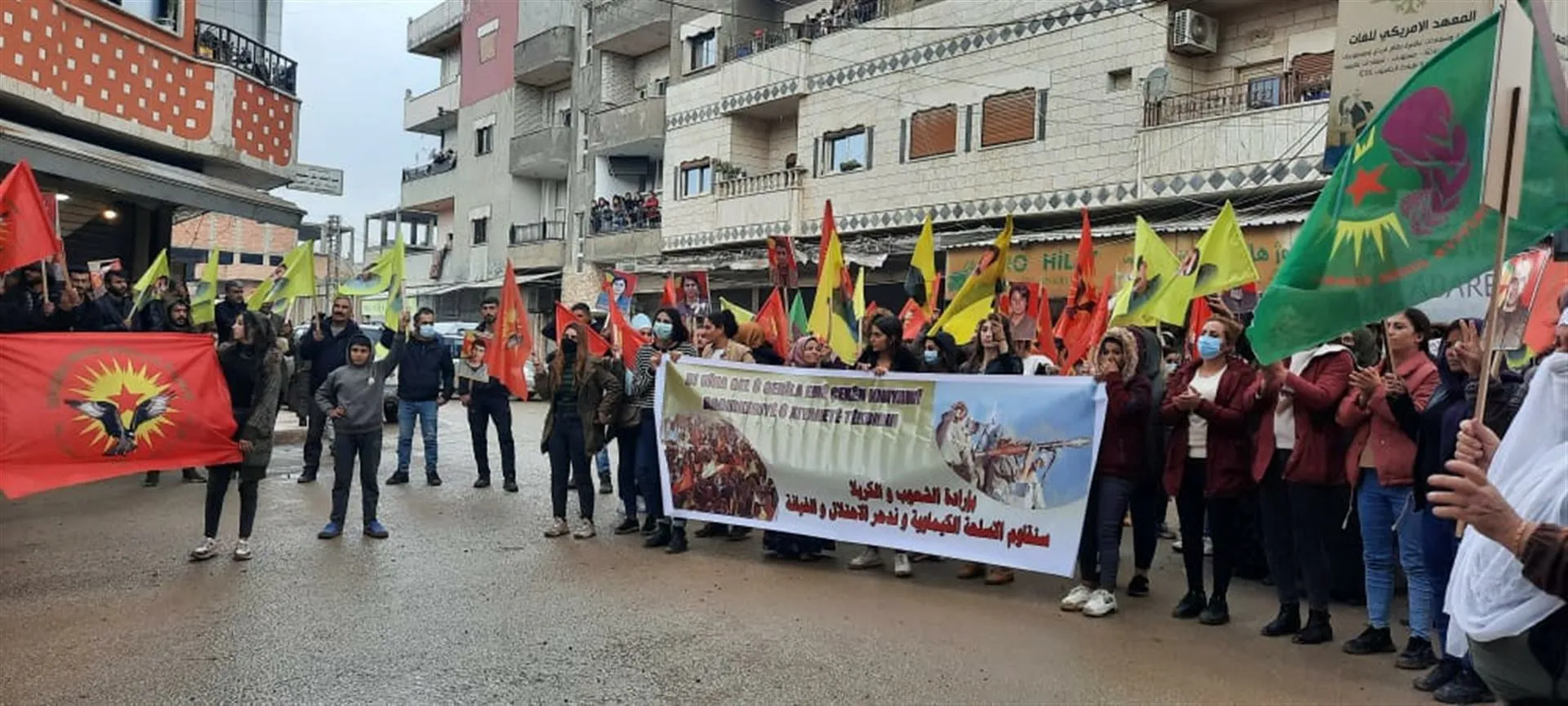 Ciwanên Dirbêsiyê li dijî êrişan bertek nîşan da