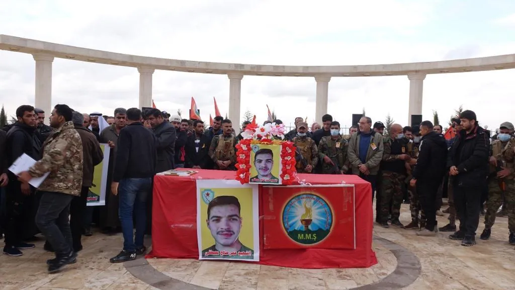 Bi sedan şêniyên Reqa şehîd Omer Mistefa oxir kir