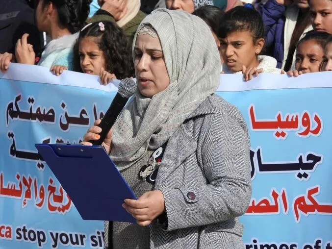 Bi hezaran şêniyên Reqa, Tebqa û Dêrazorê li dijî êrişan derketin