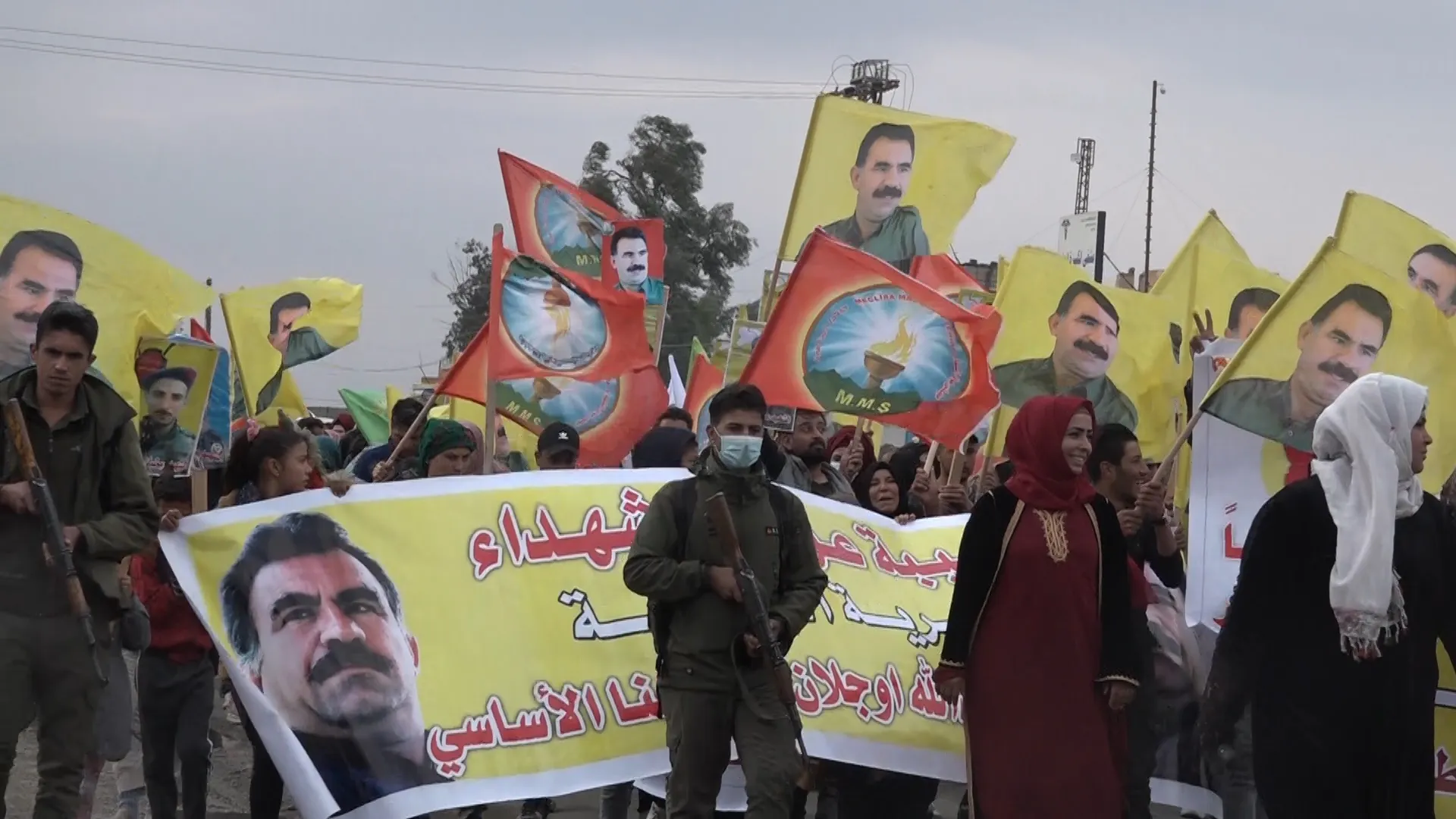 Li rojavayê Dêrazorê meşek ji bo azadiya fîzîkî ya rêber Ocalan