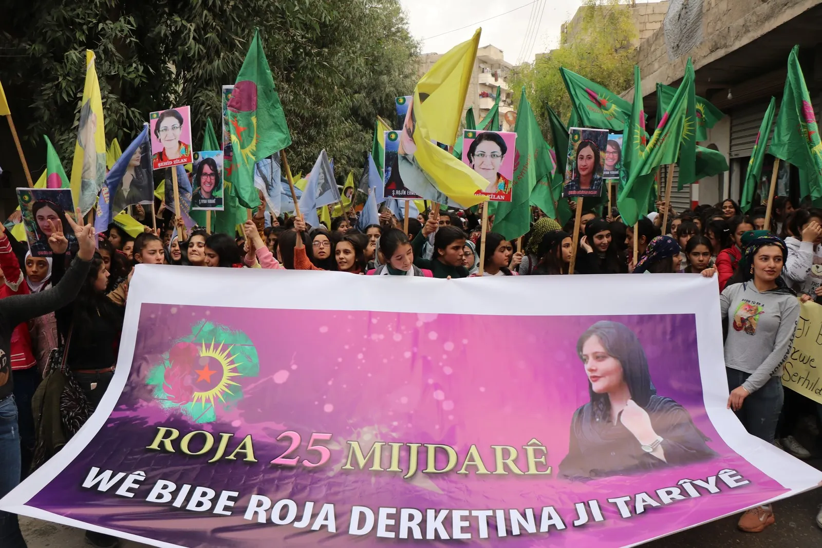 Li Bakûr û Rojhilatê Suriyeyê jin û mêran tundiya li ser jinan şermezar kir