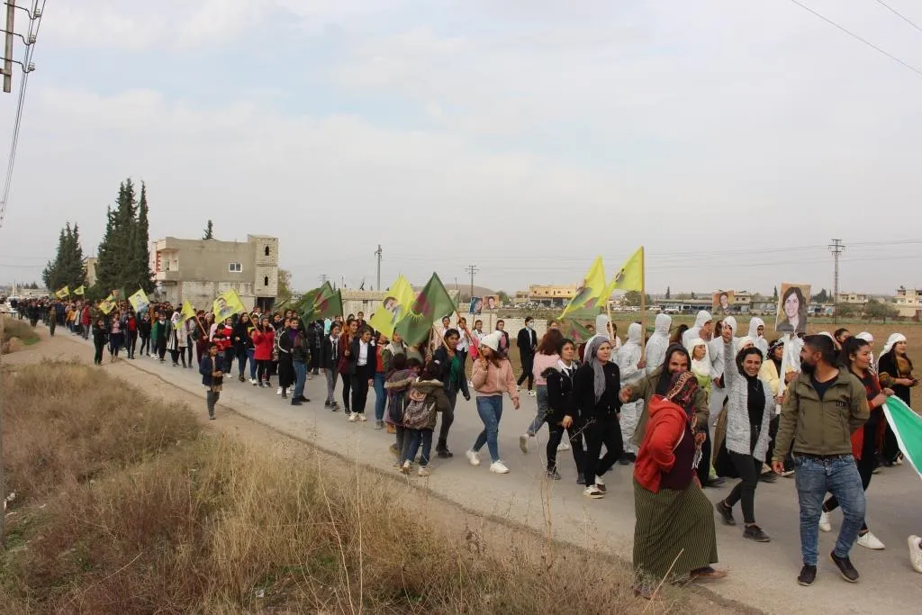 Li Bakûr û Rojhilatê Suriyeyê jin û mêran tundiya li ser jinan şermezar kir