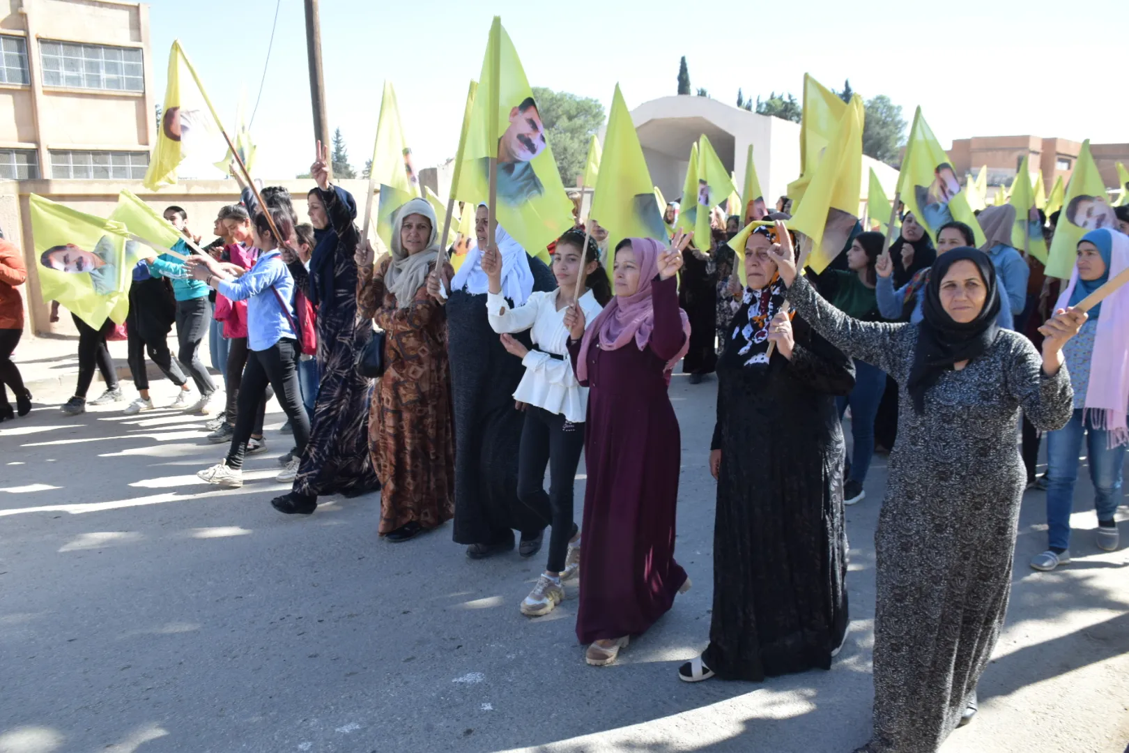Şêniyên Dirbêsiyê êrişên kîmyewî şermezar kirin