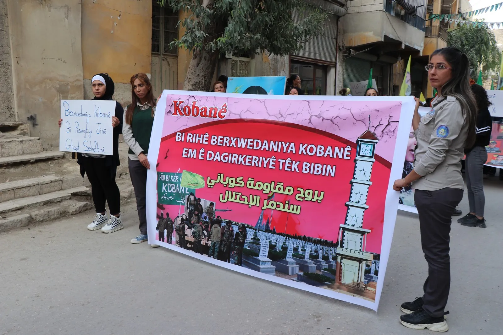 ​​​​​​​Li Helebê ji bo piştgiriya Kobanê meşek hate lidarxistin