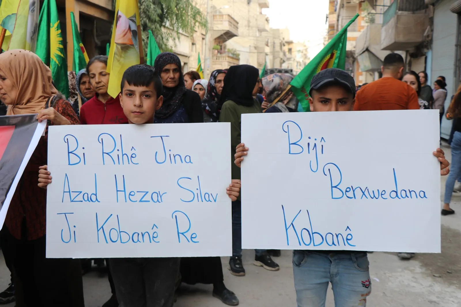 ​​​​​​​Li Helebê ji bo piştgiriya Kobanê meşek hate lidarxistin