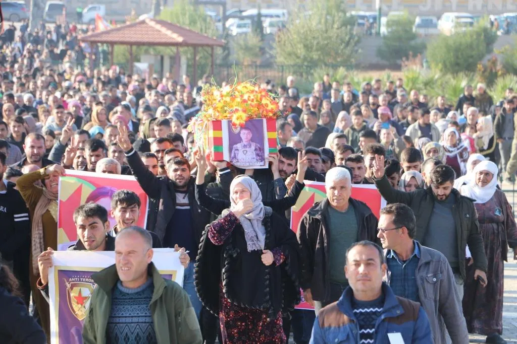 Şêniyên Kobanê şervanekî QSD′ê oxir kir