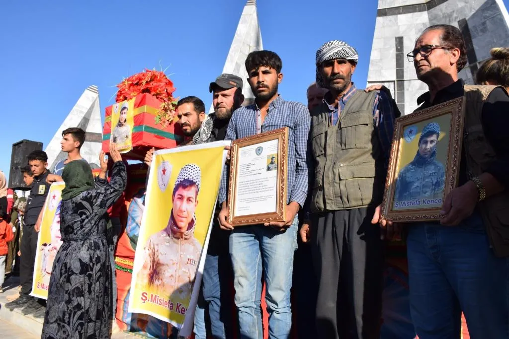 Şêniyên Kobanê şehîd Mistefa Kenco oxir kir