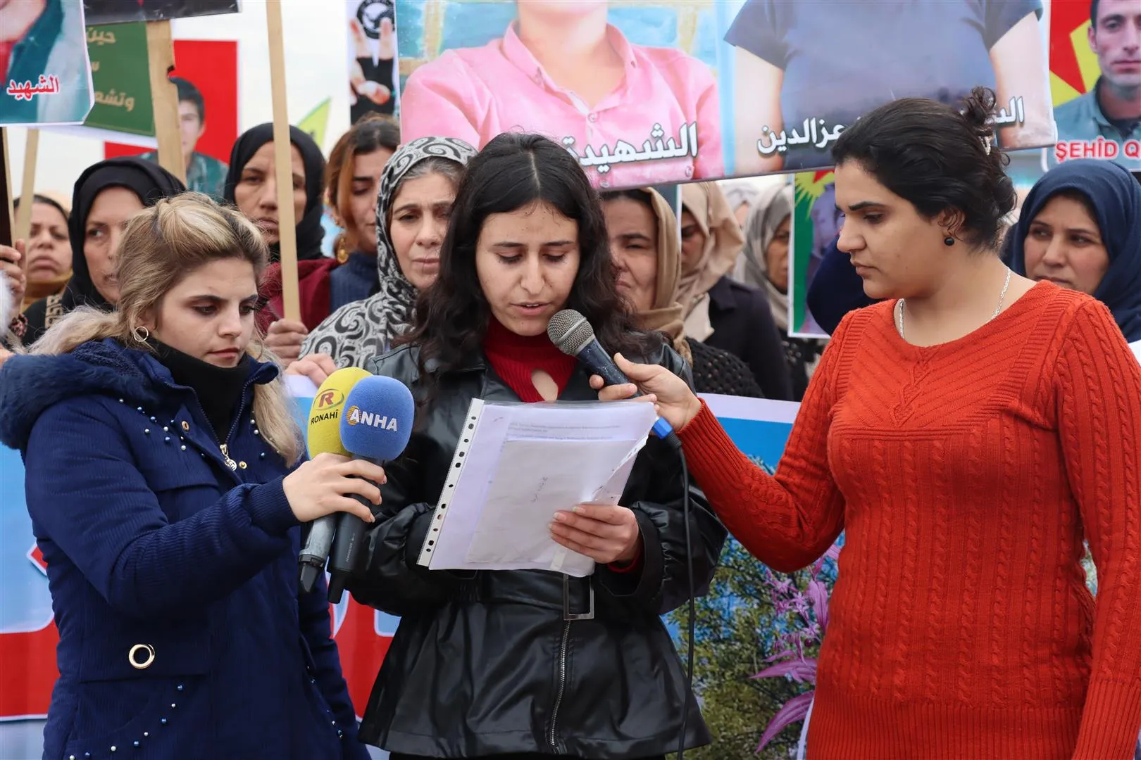 ​​​​​​​Dayik û hevjînên şehîdan li pêşiya baregehên koalîsyon û Rûsyayê derketin xwepêşandanê