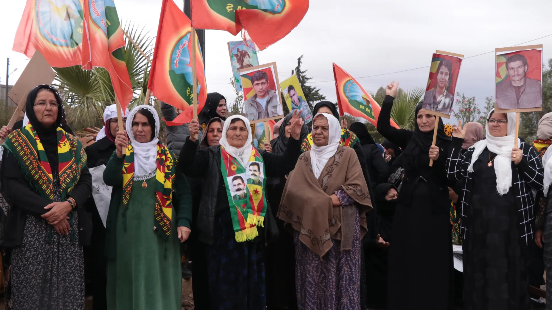 ​​​​​​​Dayik û hevjînên şehîdan li pêşiya baregehên koalîsyon û Rûsyayê derketin xwepêşandanê