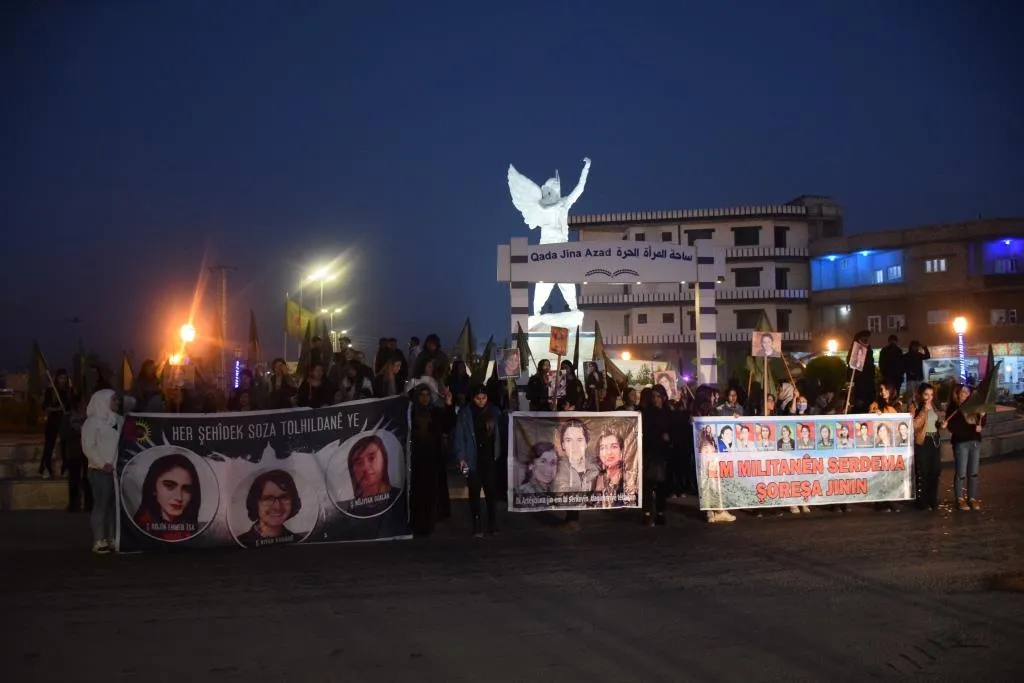 Ji bo piştgiriya serhildana Rojhilatê Kurdistanê ciwanên Kobanê li qadê bûn