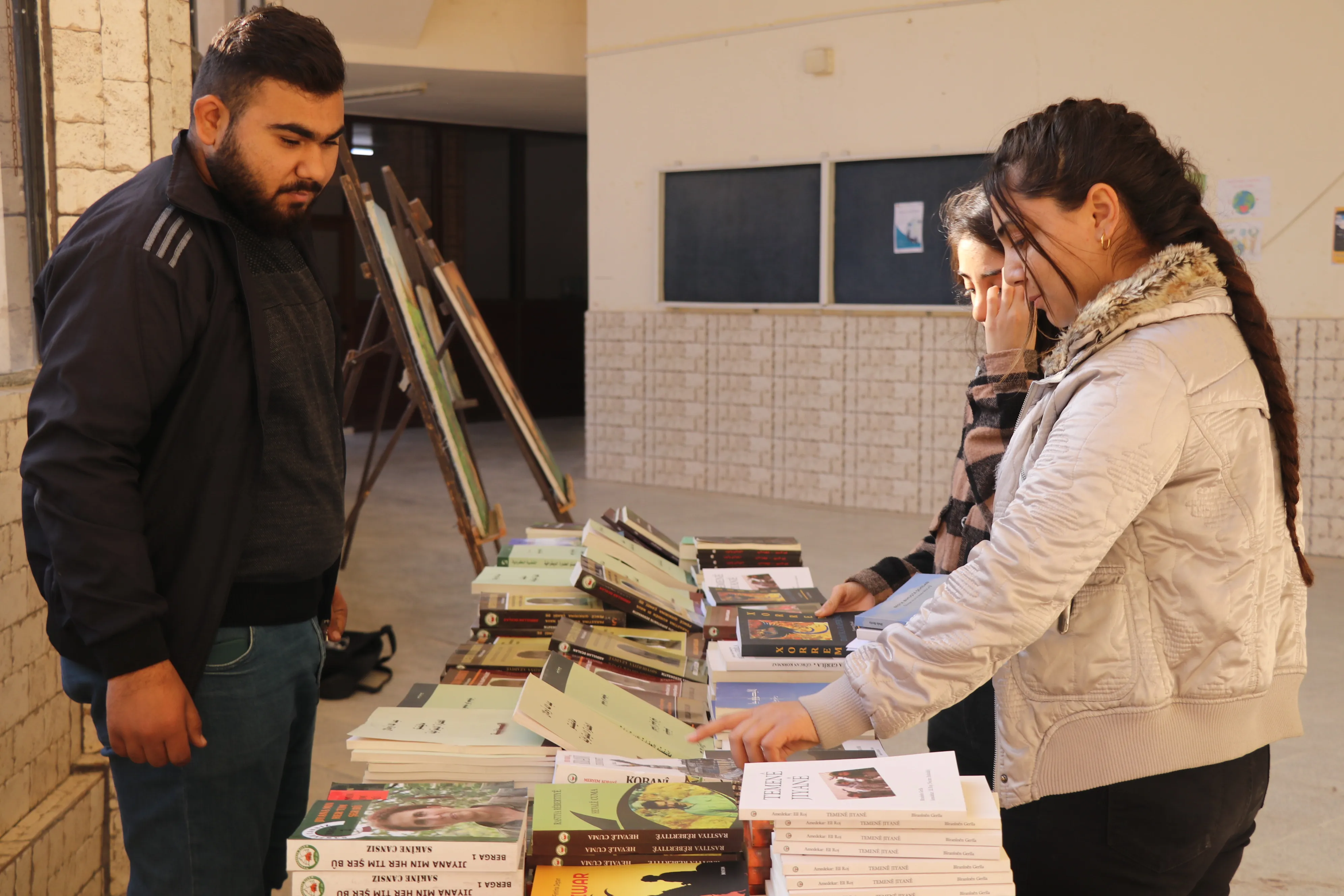 Bi pêşangehê bal kişand ser tecrîda li dijî Rêber Ocalan