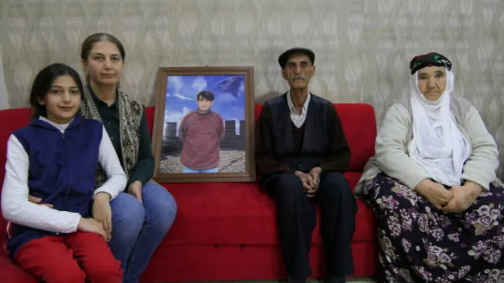 Nehiştin Veysî Aktaş ê li Îmraliyê girtî biçe merasîma cenazeyê bavê xwe