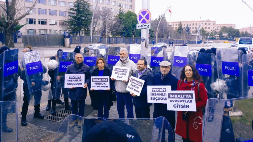 ​​​​​​​Parlamenterên HDP’ê li ber parlamentoyê dest bi çalakiya li dijî tecrîdê kir