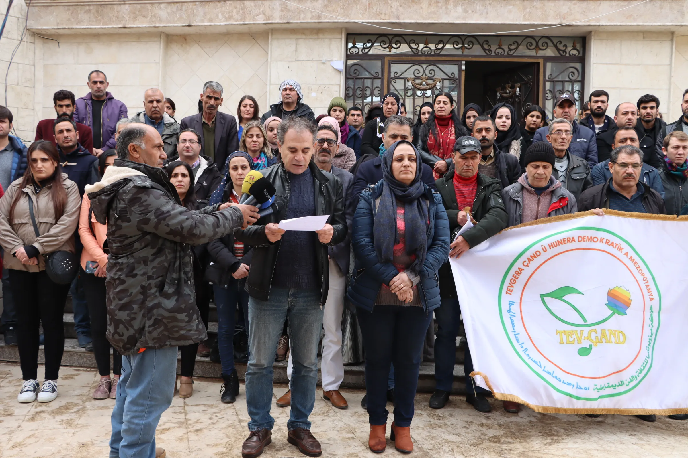 Tevgerên hunerê: Dixwazin rastî û reseniya çanda Kurdan ji holê rakin
