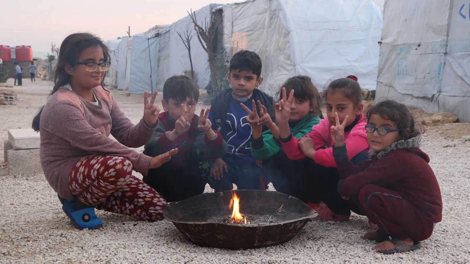 ​​​​​​​Bi wêne û dîmen; jiyana koçberên dorpêçkirî li kampan