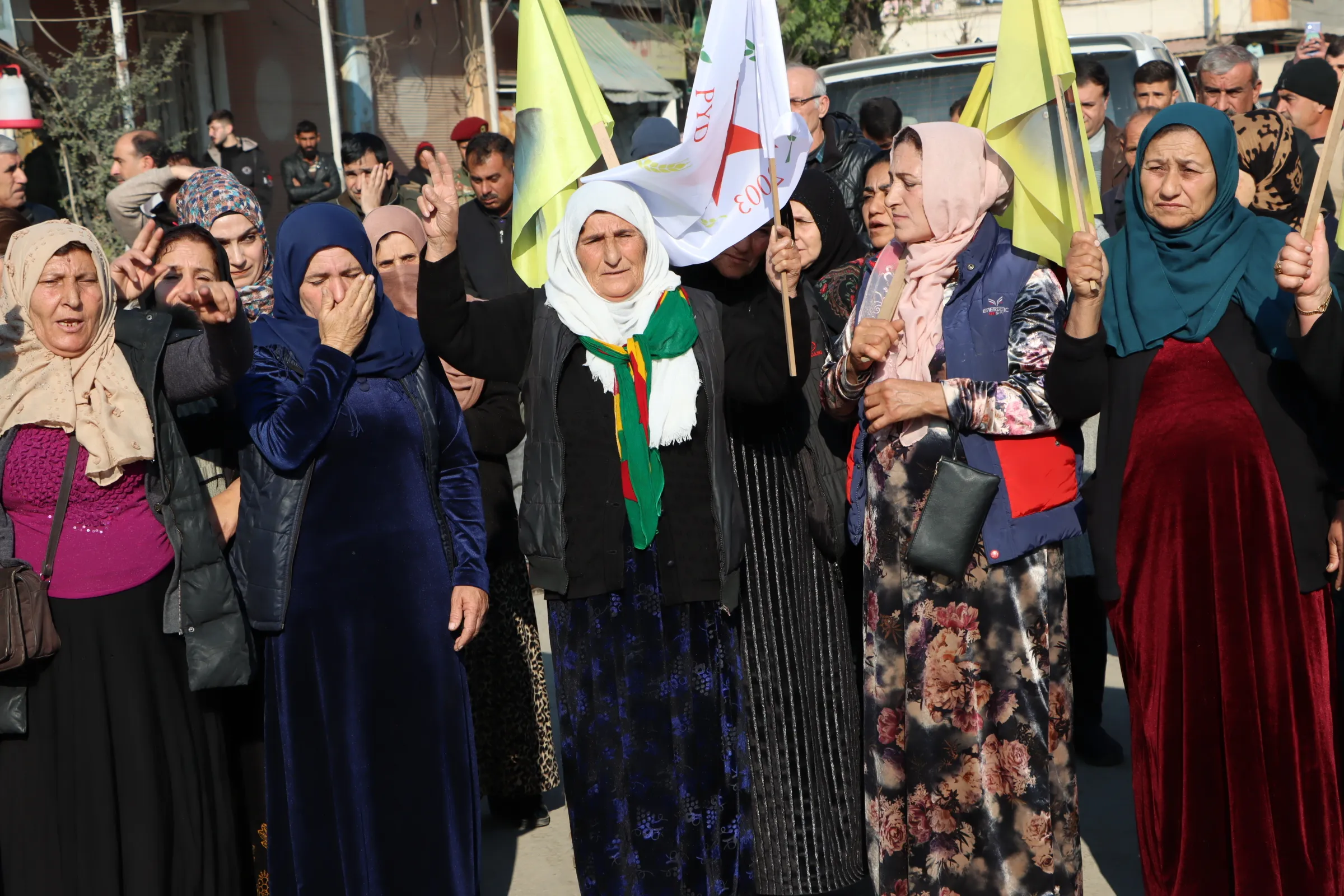 Şêniyên Qamişlo banga hesabpirsîna ji berpirsên komkujiya li Parîsê kir
