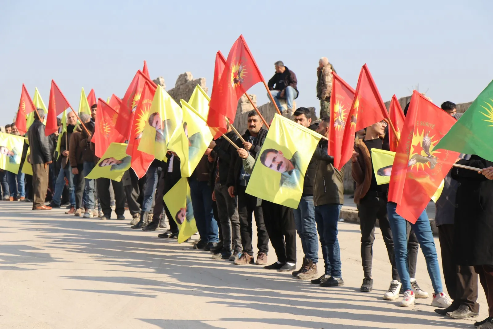 Li Helebê bi sedan kesî tecrîda li ser Rêber Ocalan şermezar kir