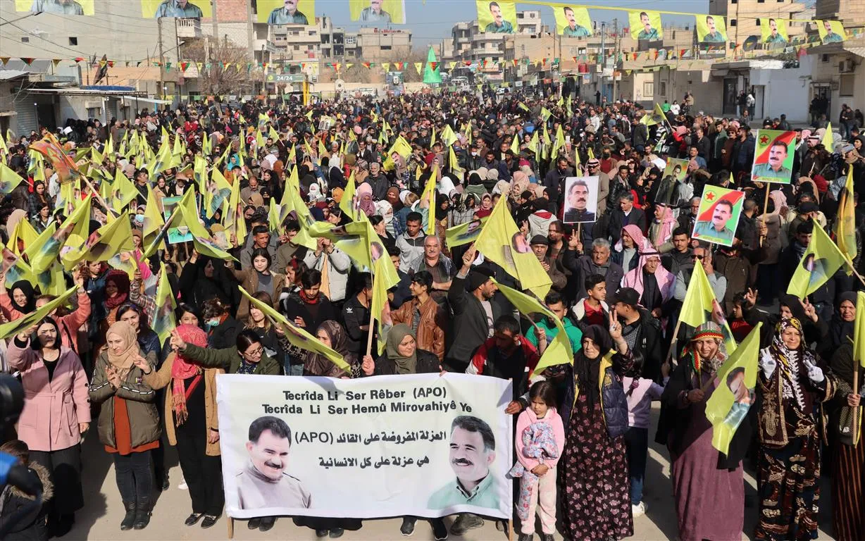 Li Hesekê bi hezaran ji bo rêber Ocalan meşiyan