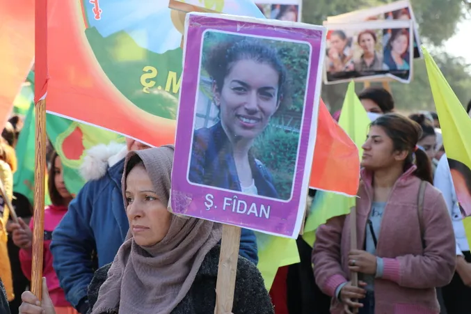 Şêniyên Dirbêsiyê: Divê Fransa lêpirsîna Komkujiya Duyem a Parîsê bike