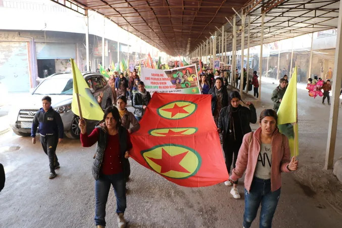 Şêniyên Dirbêsiyê: Divê Fransa lêpirsîna Komkujiya Duyem a Parîsê bike