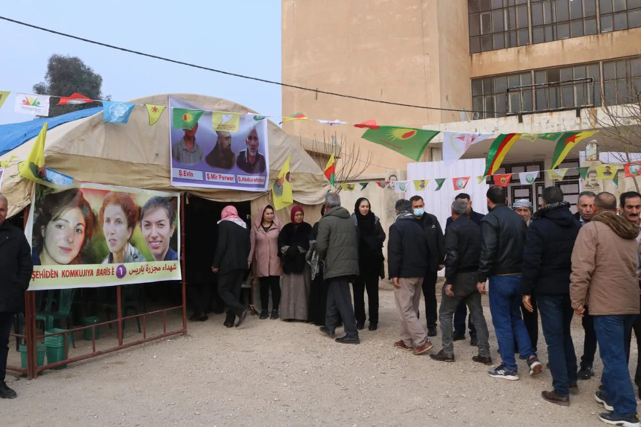 Di merasimên sersaxiyê yên şehîdên komkujiya duyem a Parîsê de: Em ê berxwedanê bidomînin