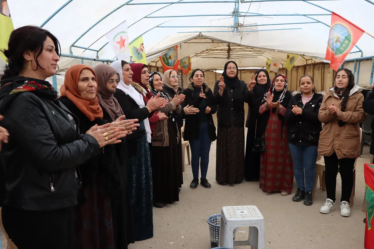 Dayikan ji bo şehîdên komkujiya Parîsê stran gotin