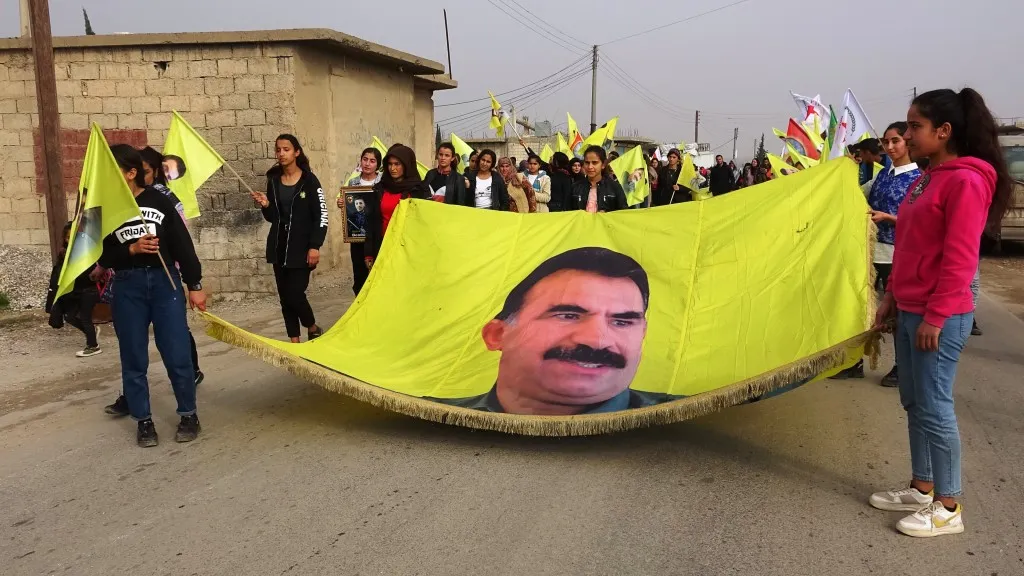 ​​​​​​​Şêniyên Kobanê li dijî tecrîdê meşiyan