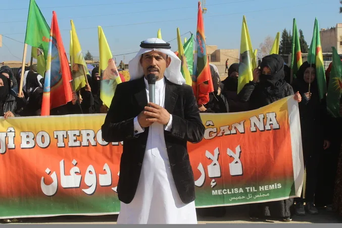 Şêniyên Reqa û Dêrazorê ji bo rêber Ocalan meşiyan